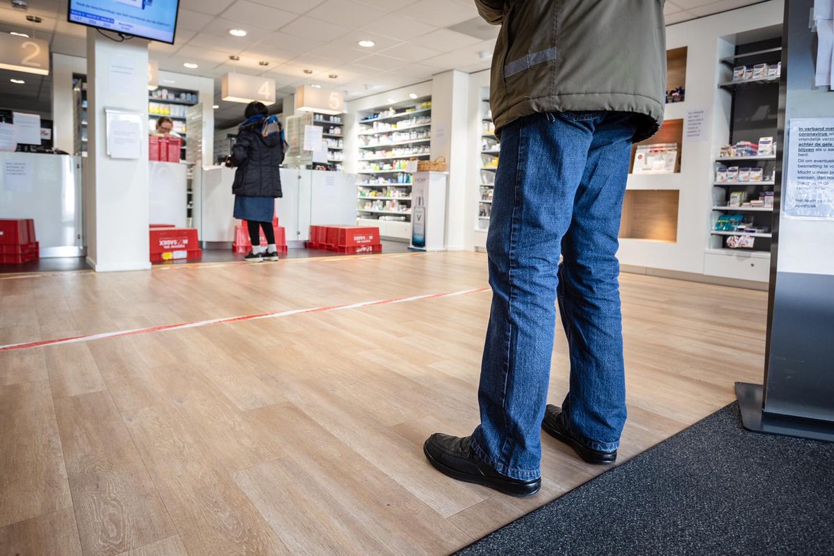 Als het thuis niet veilig is, is deze tijd extra zwaar. Juist nu mag vrouwen niets in de weg staan om huiselijk geweld te melden. Het codewoord 'masker 19' bij de apotheek is een extra mogelijkheid voor slachtoffers om hulp te vragen. 👉 rijksoverheid.nl/actueel/nieuws… #corona