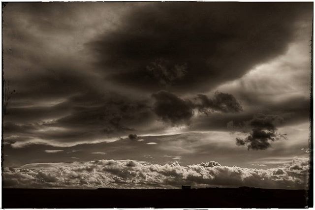 andrewhiggins1's tweet photo. May eve sky, on the daily exercise walk.
#happybeltane #mayday #landscapephotography #monolandscape #cloudscape #cloudappreciation #lumixGX9 #lumixmoment #wherelumixgoes #bnw_captures #bnwlandscape #lockdownphotography…

📸 https://t.co/Ow3hfKtDO1 via https://t.co/jtqyFDojY7 https://t.co/S9ocss5RGH