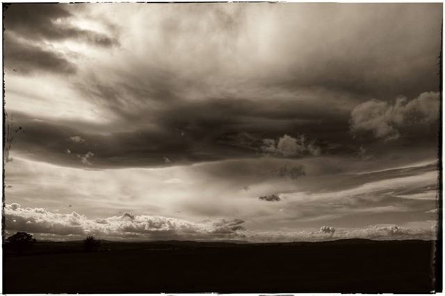 andrewhiggins1's tweet photo. May eve sky, on the daily exercise walk.
#happybeltane #mayday #landscapephotography #monolandscape #cloudscape #cloudappreciation #lumixGX9 #lumixmoment #wherelumixgoes #bnw_captures #bnwlandscape #lockdownphotography…

📸 https://t.co/Ow3hfKtDO1 via https://t.co/jtqyFDojY7 https://t.co/S9ocss5RGH