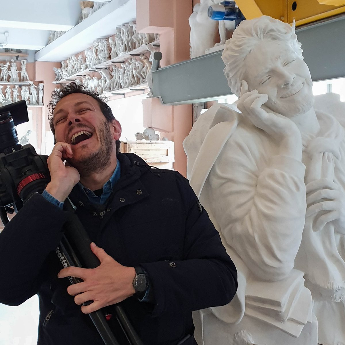 armonicafilm's tweet photo. Same smile, better camera holding skills! 😂📷
#fun #onset #throwback #smile #laugh #cameraman #cameraoperator #cameracrew #setlife #impression #topimpression #bestimpression #statue #armonicafilm #pic #photo #picture #videoproduction #funtimes https://t.co/E5ntSqu5vq