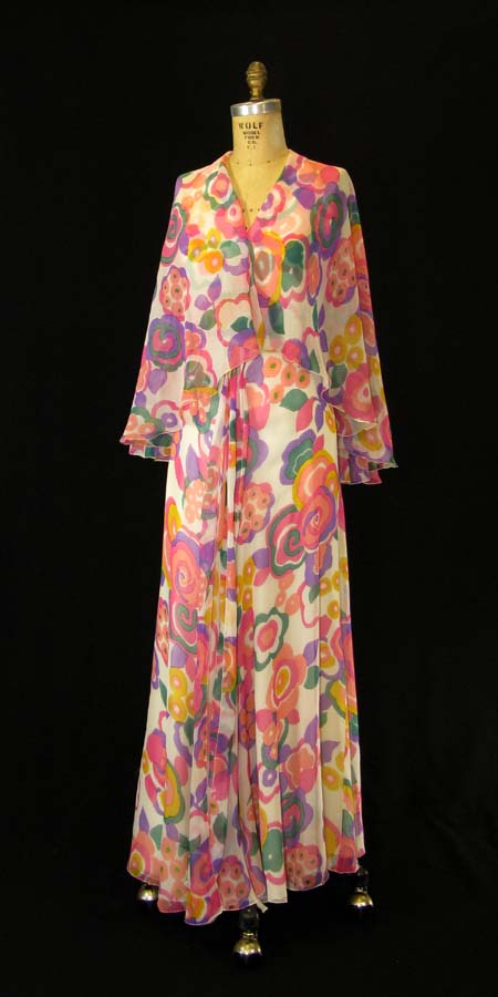 Ford_Library's tweet photo. @USNatArchives @museumatFIT Fashion and dance – two of Betty Ford's favorite things! This colorful floral print chiffon gown was designed by Albert Capraro: https://t.co/VnH6d5eTm1
#FancyFriday #InsideInStyle https://t.co/3gQZOmoFWH