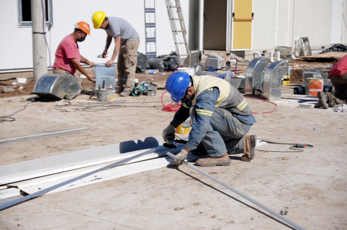 silvinafrana's tweet image. En el #DiaDelTrabajador el mejor homenaje es para los hombres y mujeres que sin descanso, siguen construyendo el #HospitalModular de Granadero Baigorria, para que estemos mejor preparados en esta #pandemia, cuidando la salud todos los santafesinos y santafesinas.

#ArgentinaUnida