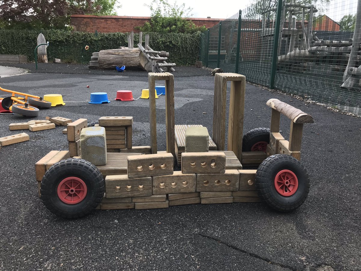 MikaelaCommando's tweet photo. Building &amp; Constructing with year 1 #shapes #teamwork #finemotorskills #wiseowltrust https://t.co/Xu7WllBYWv