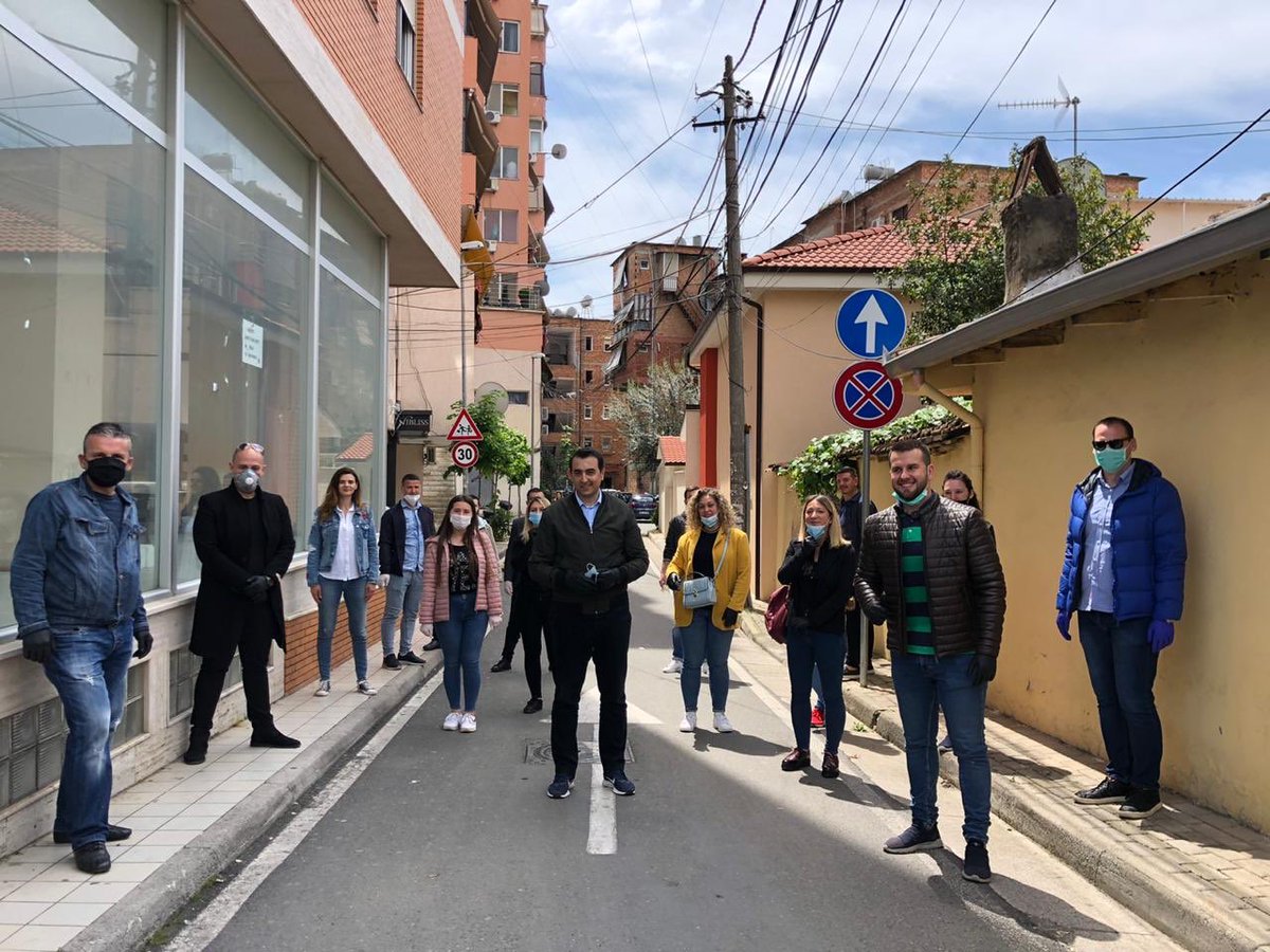 AlisaFieri's tweet photo. Sot, ditën e punëtorve 👷‍♂️, vullnetarët e Njësisë 7 🤗 dhuruam 50 pako 🎁 për gjyshërit 👴👵 dhe familjet në nevojë 👨‍👩‍👧‍👦 në Njësinë 7 Falenderojme @AnisaRuseti @NiniBushati @AldrinDalipi  qe na u bashkuan dere me dere duke e bere me te vecante kete dite🤗 @erionveliaj @GjonajEtilda https://t.co/37qjqMOVxS