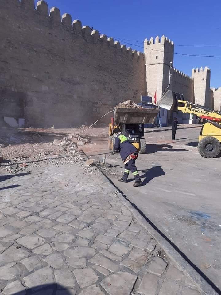 Knoozfm's tweet photo. أعوان بلدية سوسة شرعوا صباح اليوم الجمعة 1 ماي 2020 في تنظيف أماكن الأكشاك بعد إزالتها ليلة البارحة ليعود لأسوار المدينة جمالها و قيمتها التاريخية

#knoozfm https://t.co/HbHftqzqcy