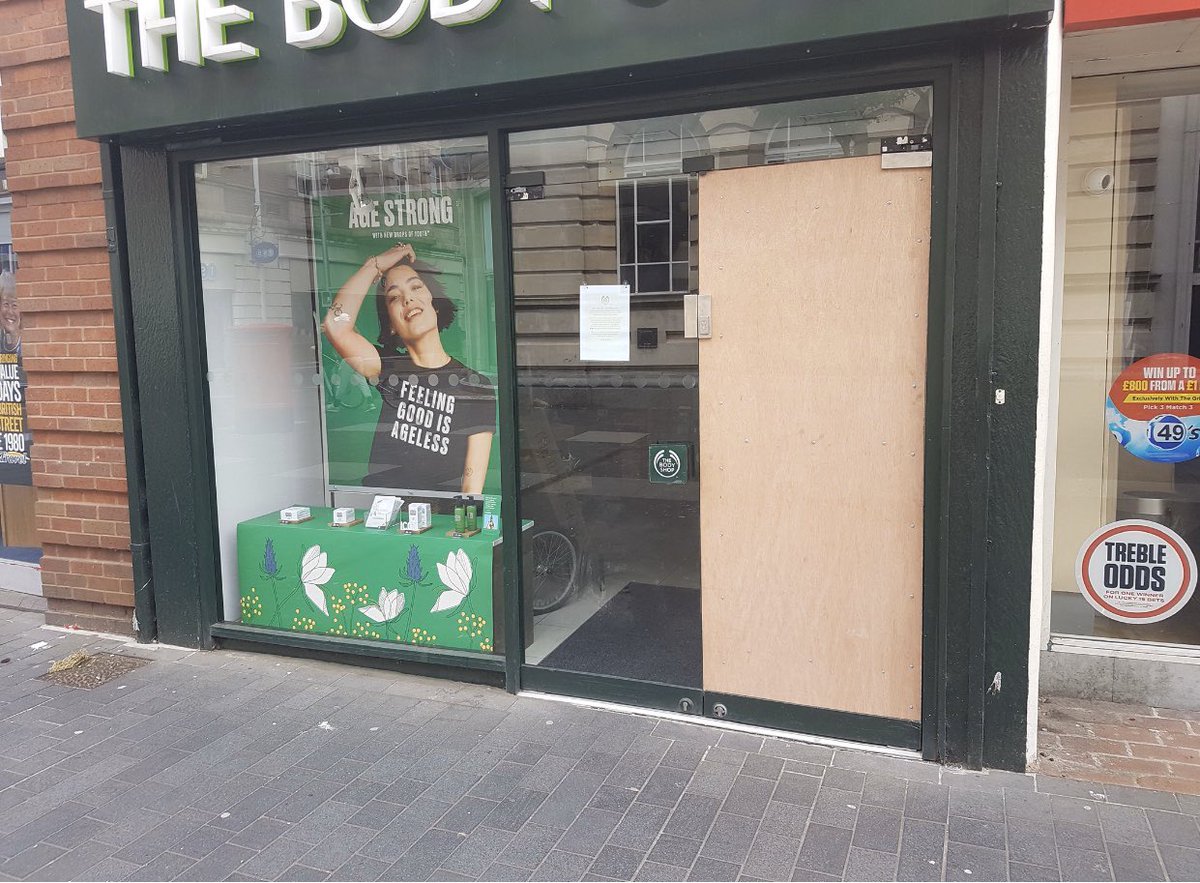 ukdoor_systems's tweet photo. @ukdoor_systems
After our first visit on Monday to board up door. The lovely people came back to break in again. So we’ve had to board the whole shop up. #workingthroughlockdown #ukdoor https://t.co/gVXXHr7KUM