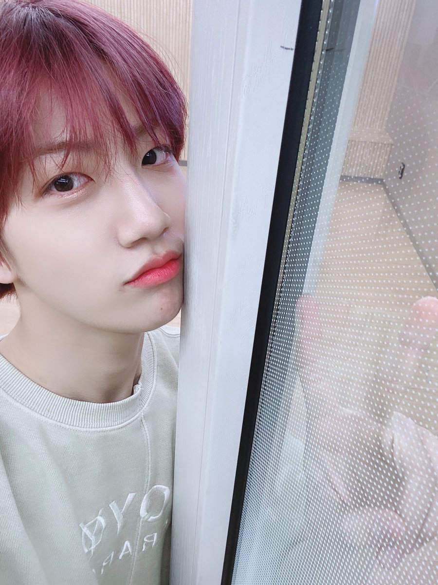 CRAVITY_twt's tweet photo. 여러부우운!! 안녕하세여ㅎ 오늘 뮤뱅 잘보셨나요?? 오늘은 저희 노랑이였는데~🐥암튼 여러분 저희는 여러분들 덕분에 5월의 첫 시작도 즐겁게 했는데 여러분들은 어떠신가용?ㅎ 다같이 5월도 화이팅! 사룽해여❤️ #원진 #병아리신인들 https://t.co/4NSwW1QyF1