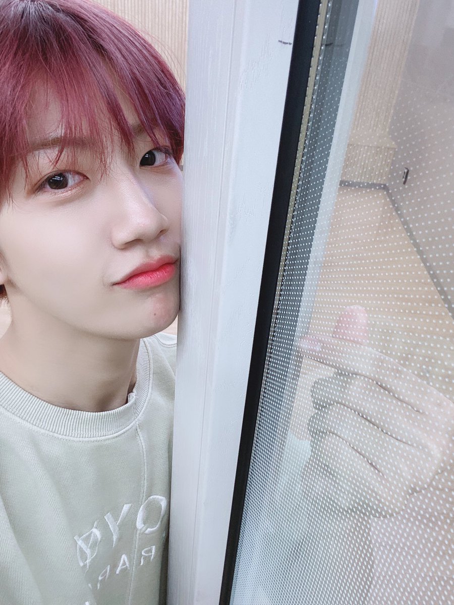 CRAVITY_twt's tweet photo. 여러부우운!! 안녕하세여ㅎ 오늘 뮤뱅 잘보셨나요?? 오늘은 저희 노랑이였는데~🐥암튼 여러분 저희는 여러분들 덕분에 5월의 첫 시작도 즐겁게 했는데 여러분들은 어떠신가용?ㅎ 다같이 5월도 화이팅! 사룽해여❤️ #원진 #병아리신인들 https://t.co/4NSwW1QyF1