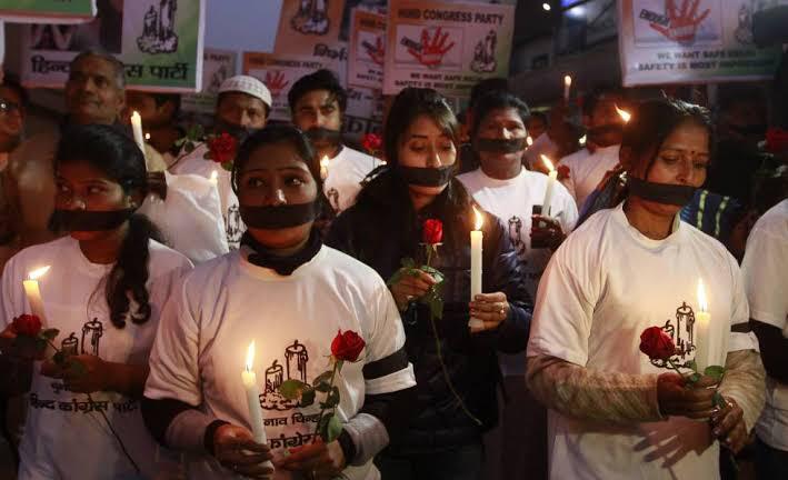 Na Índia, o estupro de uma esposa pelo marido não é crime. E muitos acreditam que o casamento é uma fonte de prazer sexual para o homem, portanto, as mulheres têm de se submeter.