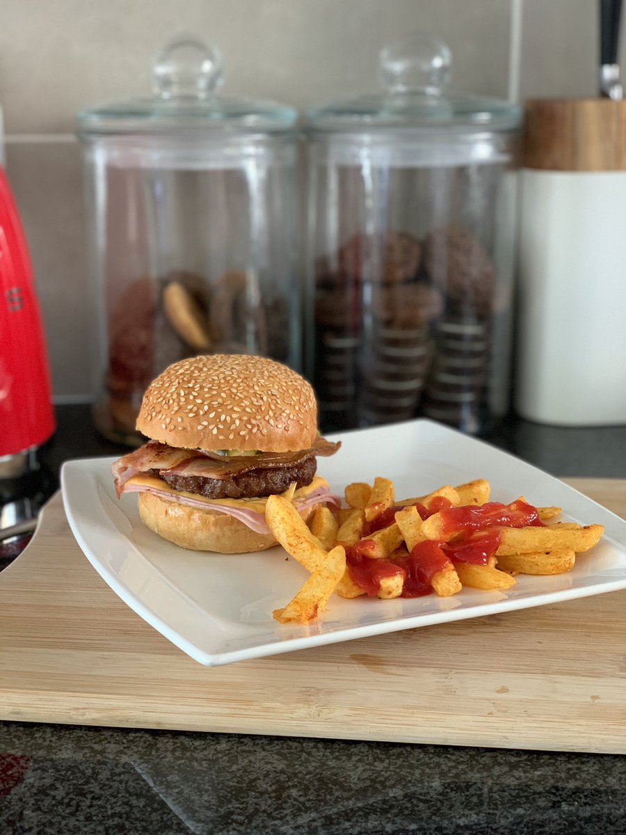 tflavour's tweet photo. Homemade Burger 🍔 + Chips . I’m gonna down this with a glass of cold Fanta Orange #ChefTee https://t.co/pmiUkdqoBV