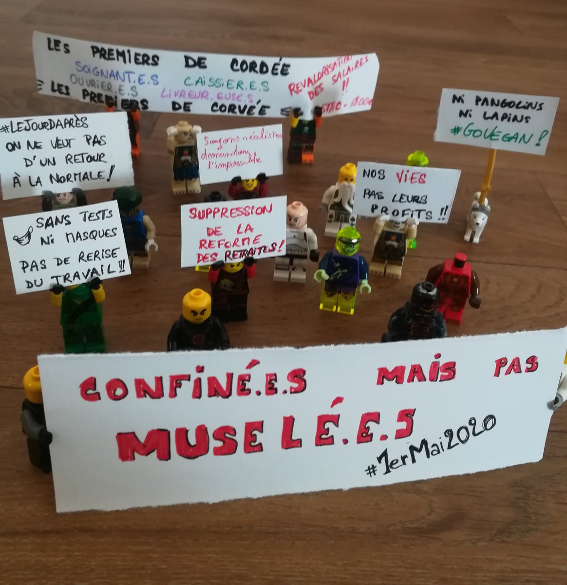 Labeilllle's tweet photo. Manif confinée avec mon fiston 
#1ermai2020 #masquéspasmuselés  #onnevapassedefiler
#lejourdaprès je veux la vraie justice sociale https://t.co/X0JzeiZcqk