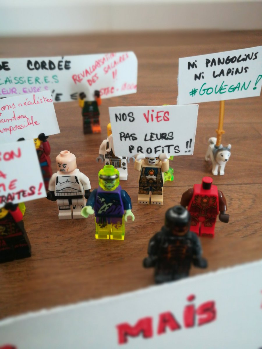 Labeilllle's tweet photo. Manif confinée avec mon fiston 
#1ermai2020 #masquéspasmuselés  #onnevapassedefiler
#lejourdaprès je veux la vraie justice sociale https://t.co/X0JzeiZcqk