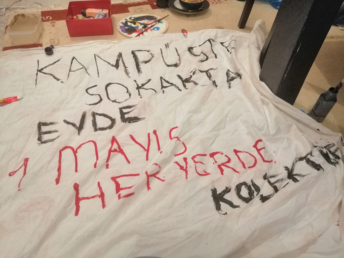 Kampüste Sokakta Her Yerde!
1 Mayıs Her Yerde!
Zonguldak'da Öğrenci Kolektifleri'nden bir arkadaşımız evinin camına 1 Mayıs pankartı astı diye evi basılarak tehtit edildi.
Gençlik sizeden yılmayacak.
#1Mayıs
#AkılBilimSosyalizm
