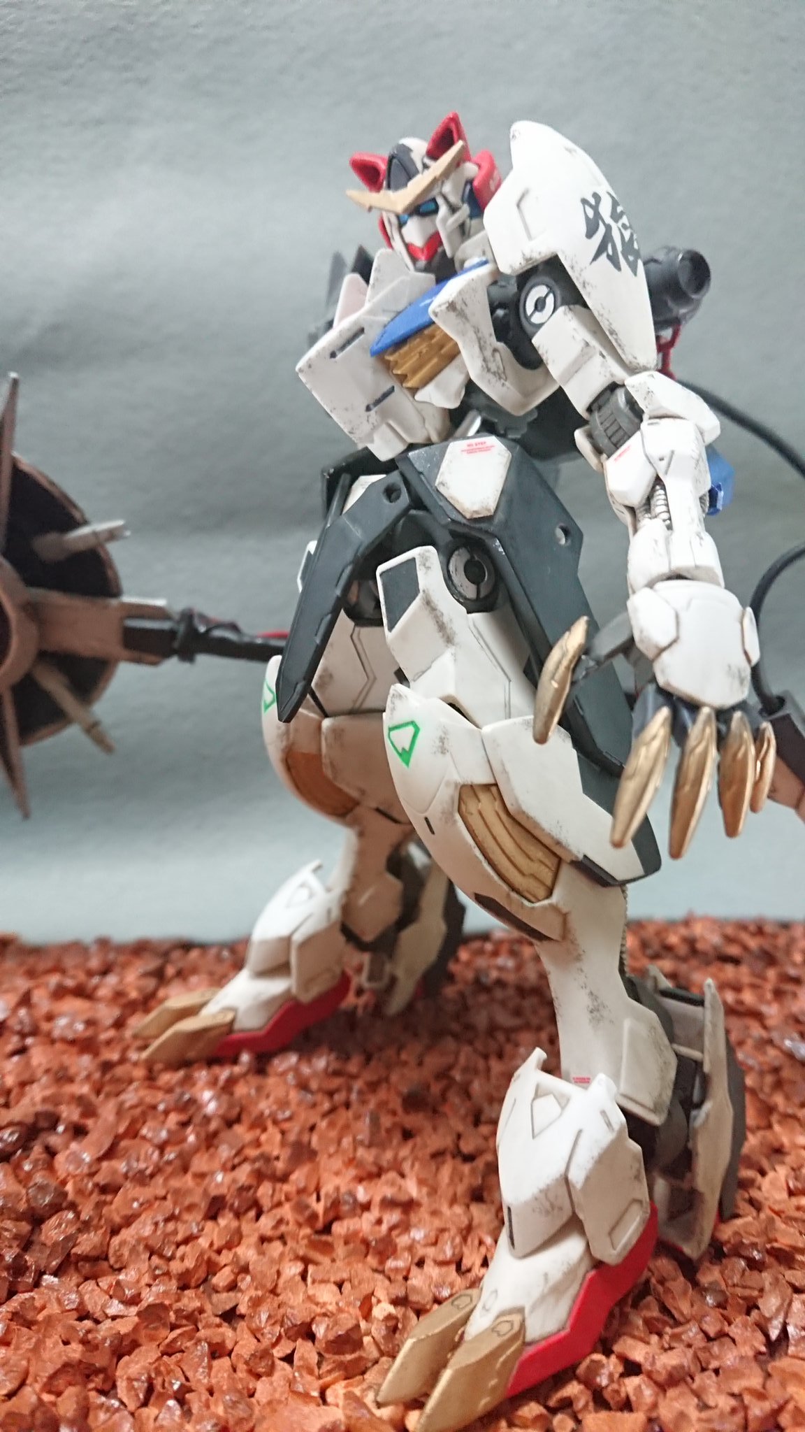 ねつき ガンダムバルバトスルプスレギナ ラテン語で 狼の女王 を意味する名を与えられたバルバトスの改修機 巨大なシールドアックスとテールブレードが武器 ガンプラ ガンプラはどんな自由な発想で作ってもいいんだ 鉄血の