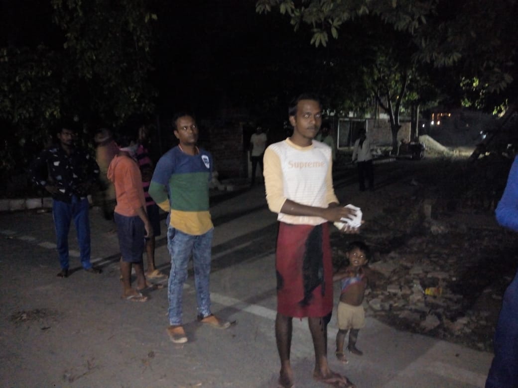 itvfoundation's tweet photo. The iTV foundation's food bank campaign, distributes 3000 food packets everyday, from our kitchen in gurgaon. The food packets for dinner are being  distributed in Nathupur Village and IFFCO Chowk.

@Inkhabar @NewsX 

#COVID19 #lockdown #Quarantine  #iTVFoundationFoodBank https://t.co/ZZHq8ixRSD