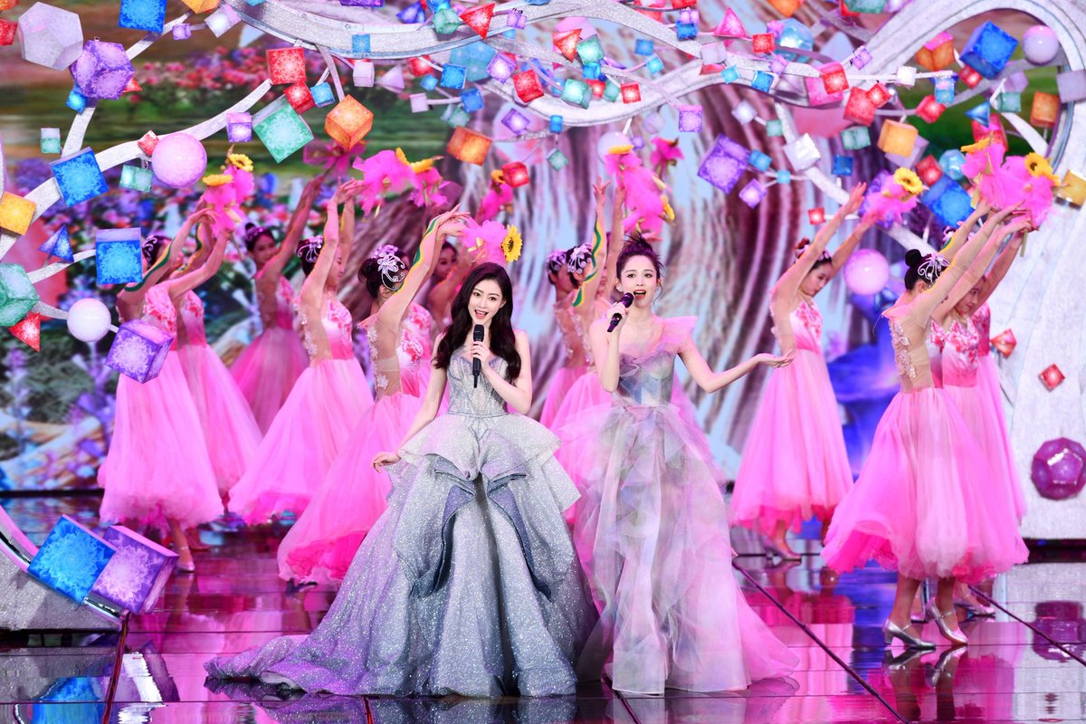 Ain't she looking like a princess 😍👸

She performed duet with #Gulinaza 💕
♡☆ﾟ.*･｡ﾟ

「 Tianai for May 1st CCTV program 中国梦劳动美 」

#ZhangTianai #CrystalZhang #张天爱