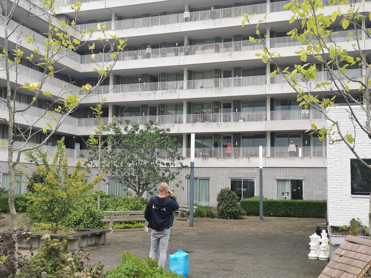 #trots op de bewoners van de Componist #terwijde #utrecht #leidscherijn Ondanks de regen massaal de galerij op om mee te dansen! <a href="/Sport_Utrecht/">SportUtrecht</a> <a href="/DOCKUtrecht/">DOCK Utrecht</a> #coronavirusNederland