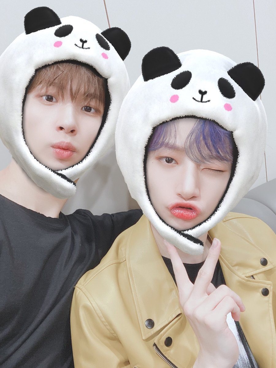 CRAVITY_twt's tweet photo. 오늘은 어떤하루를 보내셨나요?
오~ 좋았다고요? 저두요ㅎㅎ☺️
오늘 뮤뱅 짱멋있었죠? 내일 음중도 화이팅~!!😉
우리 같이 화이팅해요!!🎉
#크래비티 #뮤뱅 #음중 #정모 #루비우비 #팬더 #고양이 #안경모 https://t.co/lLBrkn0Kc7
