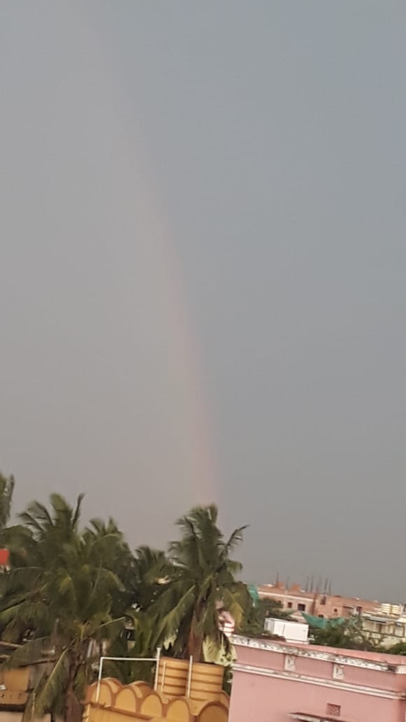 ବର୍ଷା ଯିବା ପରେ
ସେ ସାତରଙ୍ଗ ଭରିଦିଏ ଆକାଶ ଛାତିରେ..

(ଅଫିସ ଛାତରୁ ଇନ୍ଦ୍ରଧନୁର ଦୃଶ୍ୟ)
#rainbowsofhope
#Bhubaneswar