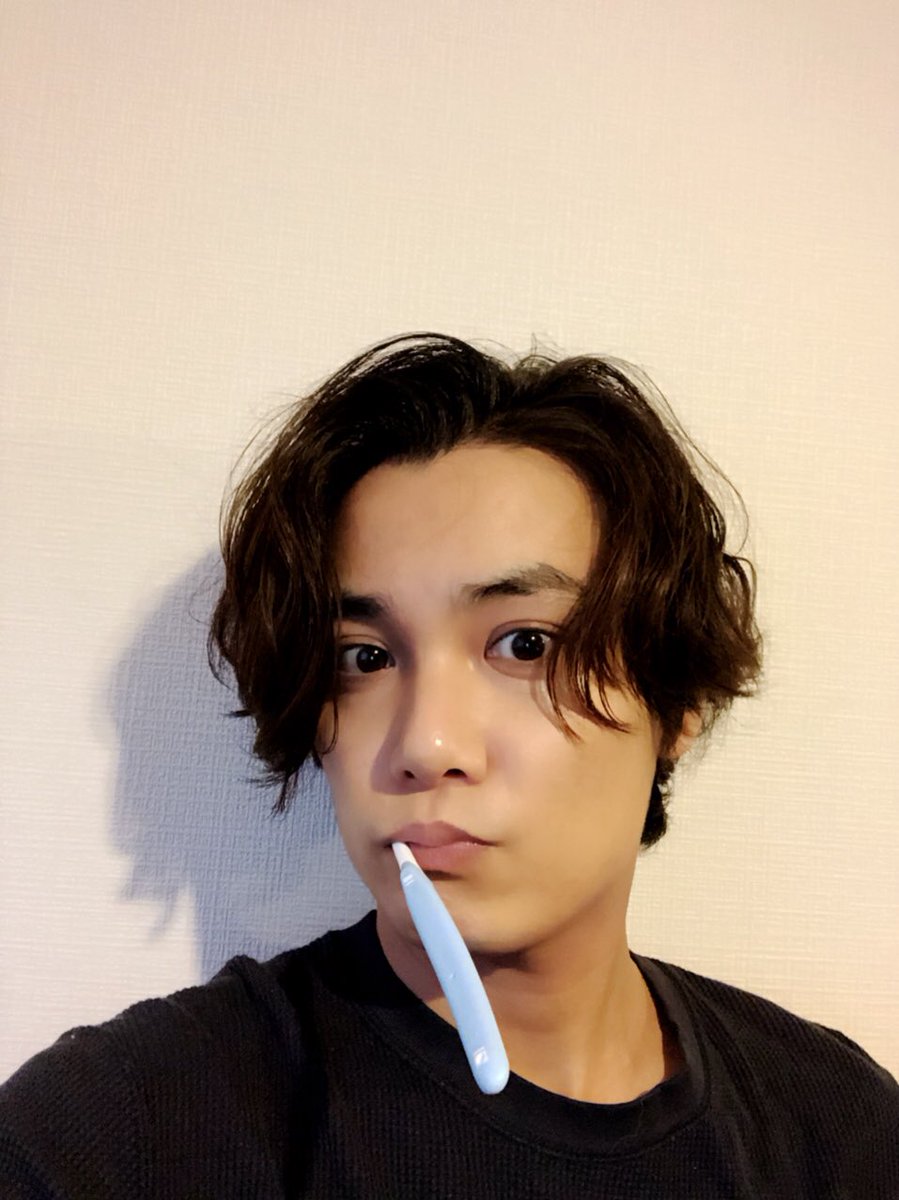 矢野 聖人 ヒゲ剃って髪セットして珍しく写真撮ったよ カッコつけたよ Stayhome