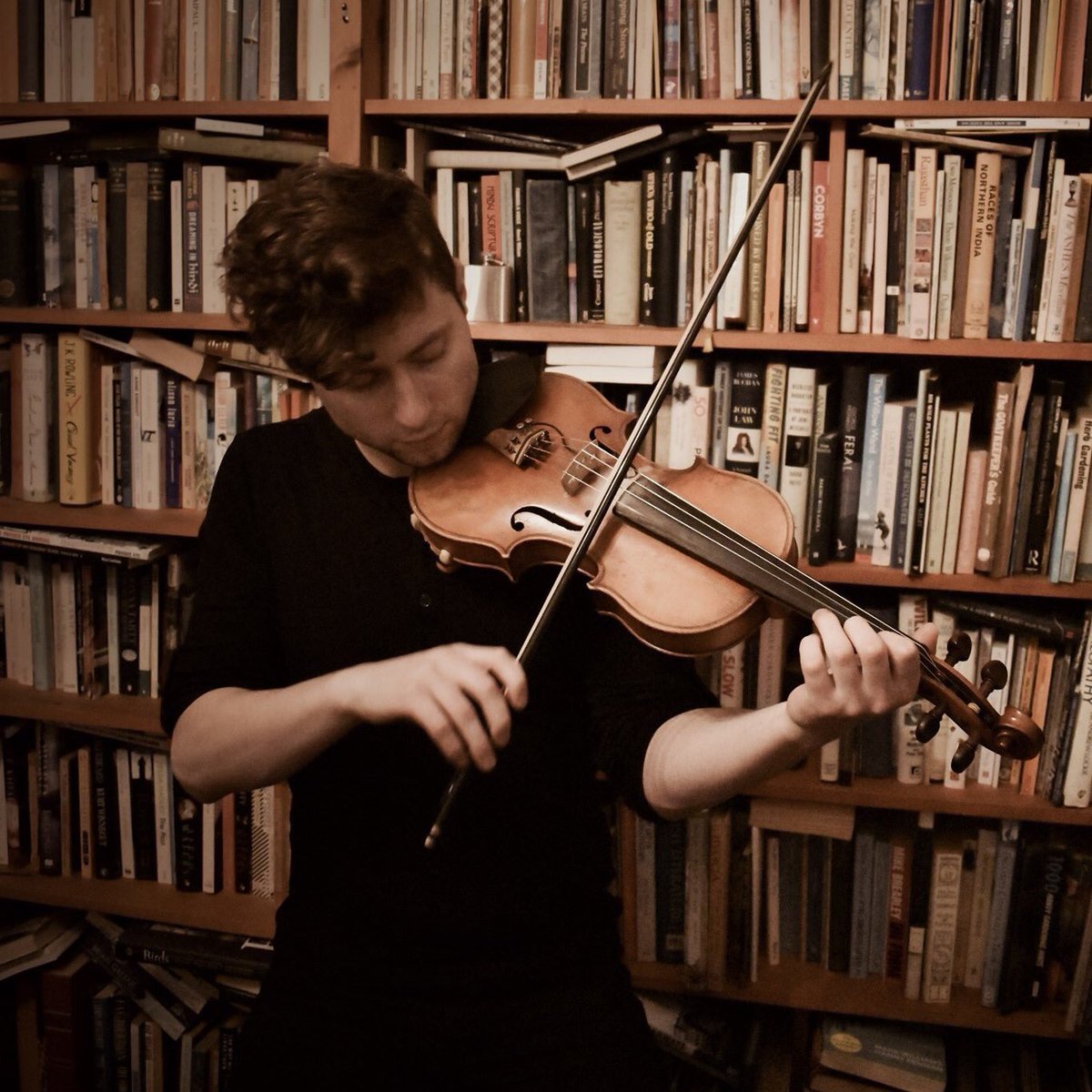 RowanLeslie's tweet image. I am offering fiddle lessons via Skype/FaceTime to players of all ages and abilities across the world who would like to learn from the comfort of their homes. If interested, please get in touch #fiddle #fiddlelessons #onlinemusic #irishmusic #tradmusic