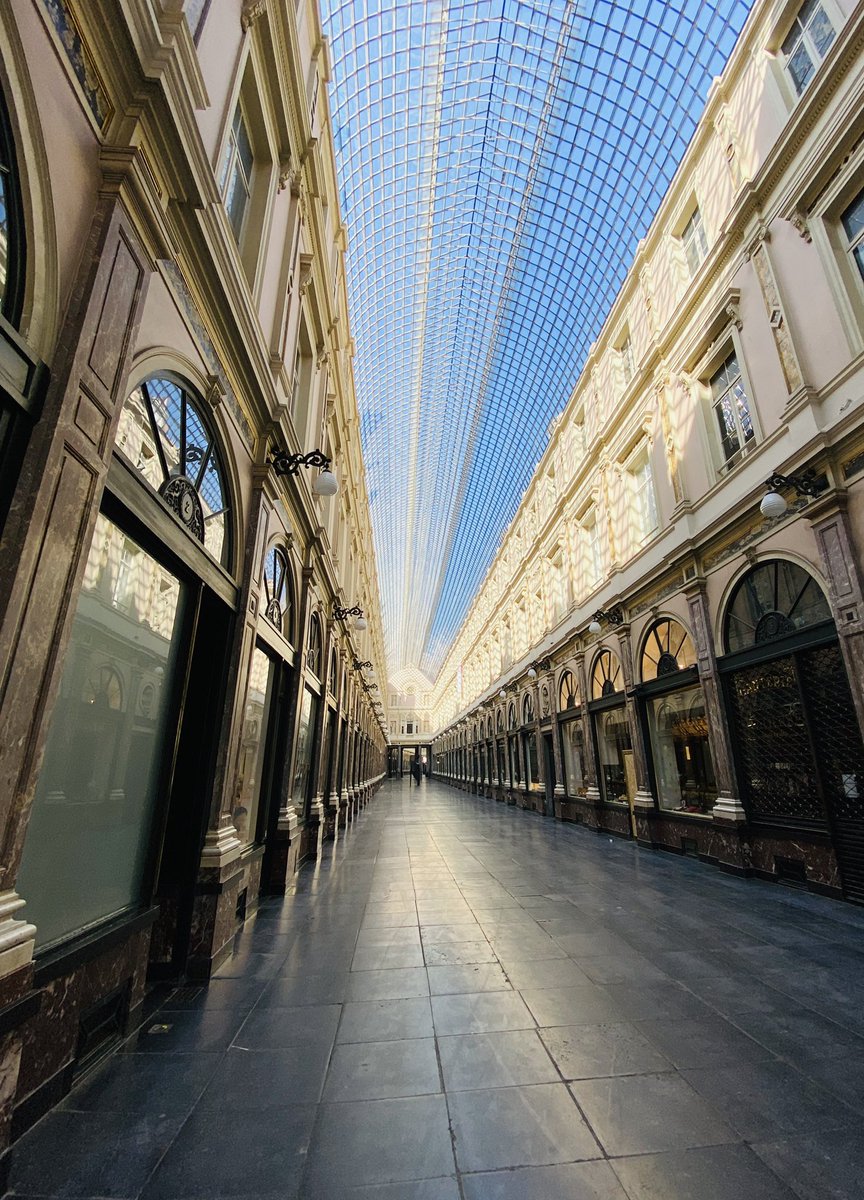 Quarantine perspective: Galaries Royales Saint-Hubert. #brussels #bruxellesmabelle #brusselsdiaries #quarantineperspective #galeriesroyalessainthubert #galeriedelareine 📸: <a href="/BonjourJT/">JT</a>