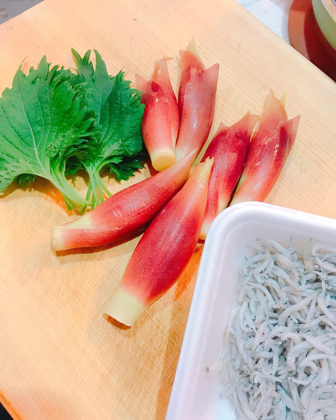 Akiko Suzuki 豊橋の大葉を使ってよく作るおつまみ 大葉とみょうがとしらすをごま油とレモンソルトで和えただけ お豆腐にもあいます T Co Hsykuzycvi Twitter