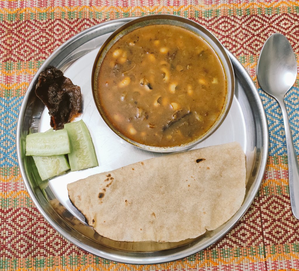 Simple quick lunch. Lobia curry and roti   #jogacooks