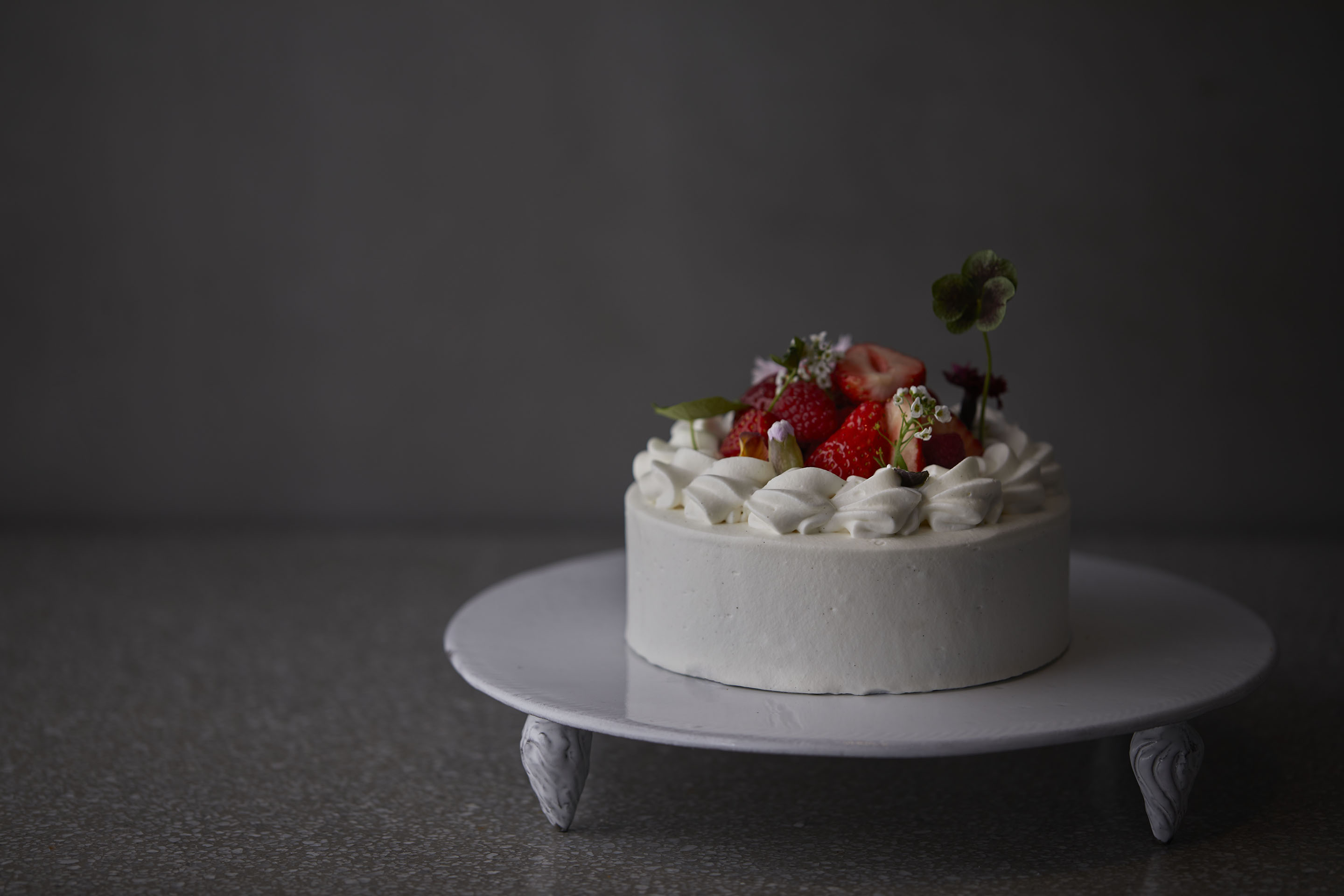تويتر Patisserie Asako Iwayanagi على تويتر プレミアムショートケーキ バニラビーンズがたっぷり入ったシャンティを贅沢に使用したショートケーキ トッピングは苺とエディブルフラワーを飾り付け華やかに仕上げました 口溶けの良いスポンジとミルキーな