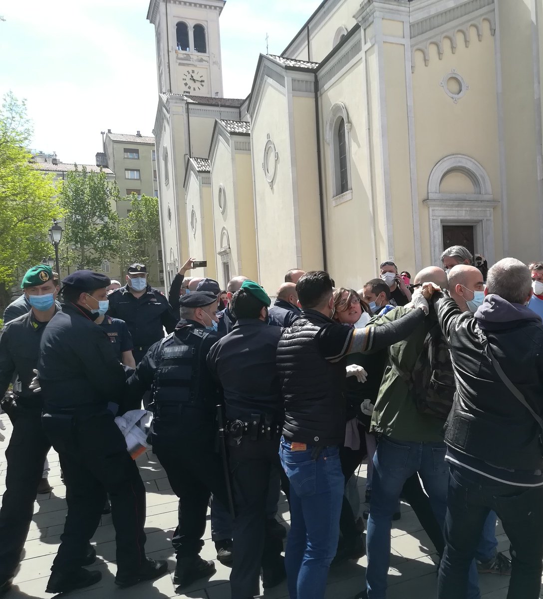 triesteantifa's tweet photo. provocazioni della polizia in una piazza tranquilla e ribelle: la digos non gradisce gli striscioni

#primomaggio #trieste #acab #triesteantifa https://t.co/wkRDUFE1FO