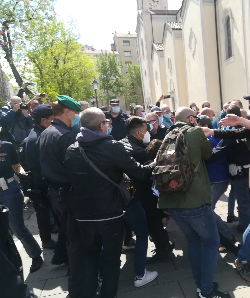 triesteantifa's tweet photo. provocazioni della polizia in una piazza tranquilla e ribelle: la digos non gradisce gli striscioni

#primomaggio #trieste #acab #triesteantifa https://t.co/wkRDUFE1FO