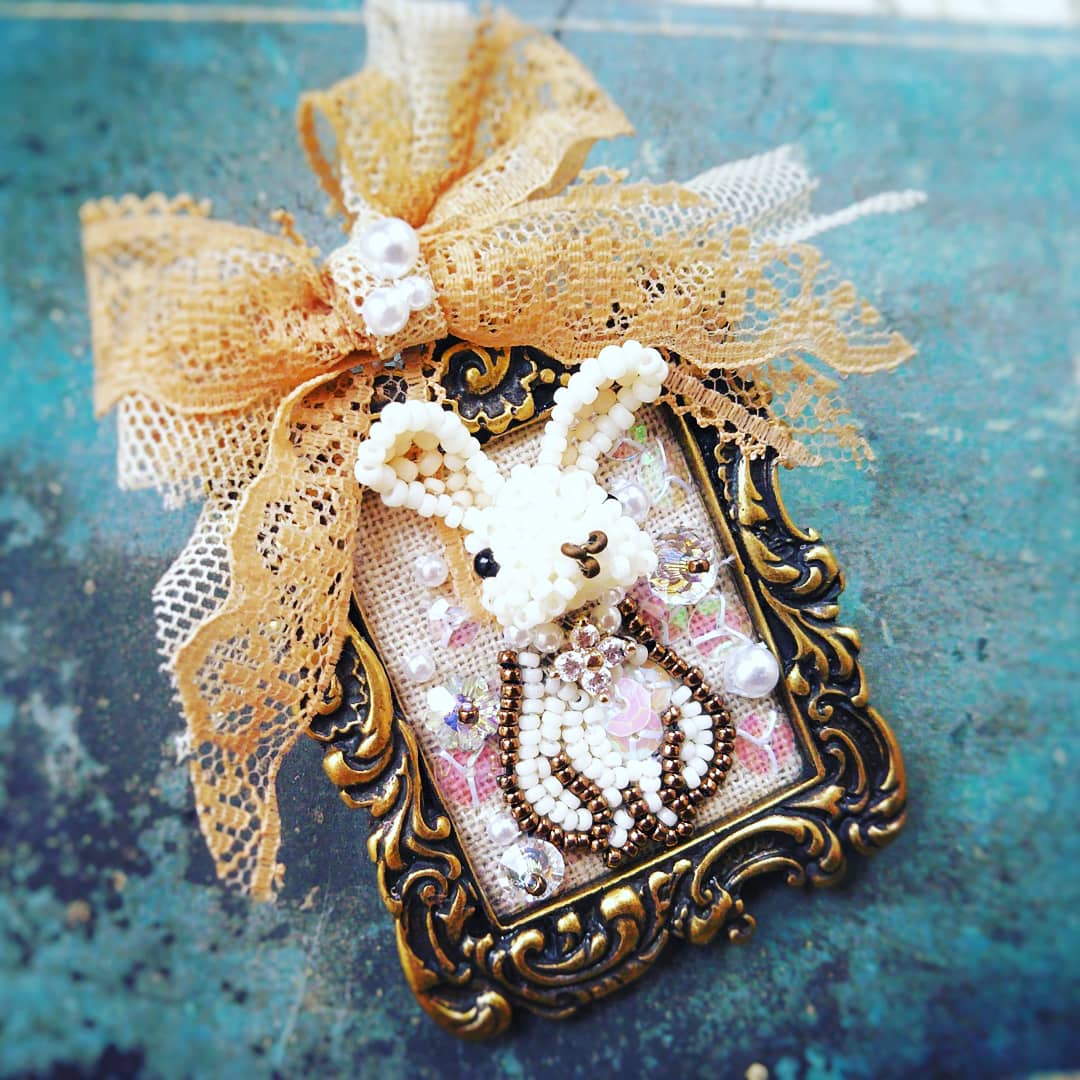 Beads_Shion's tweet photo. 絵画のようなうさぎブローチ
オーダー頂いて作成。
#うさぎ #ブローチ #絵本 #ビーズモチーフ #ビーズ刺繍 #不思議の国のアリス #おうちでビーズ #aliceinwonderland #whiterabbit #rabbit #brooch #beadwork #beadembroidery #3dbeading
@tohobeads https://t.co/44ZleswSVP