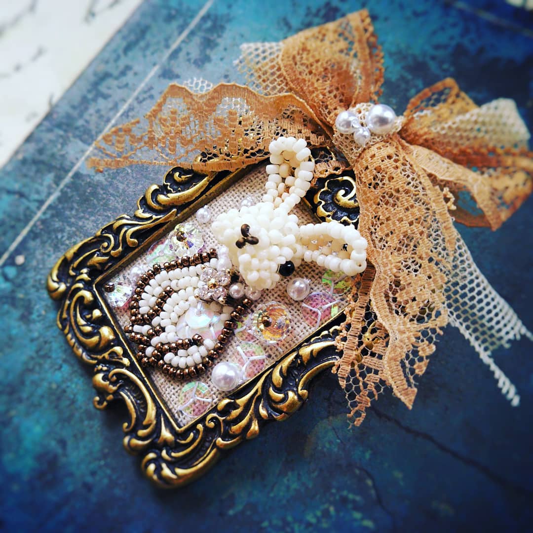 Beads_Shion's tweet photo. 絵画のようなうさぎブローチ
オーダー頂いて作成。
#うさぎ #ブローチ #絵本 #ビーズモチーフ #ビーズ刺繍 #不思議の国のアリス #おうちでビーズ #aliceinwonderland #whiterabbit #rabbit #brooch #beadwork #beadembroidery #3dbeading
@tohobeads https://t.co/44ZleswSVP