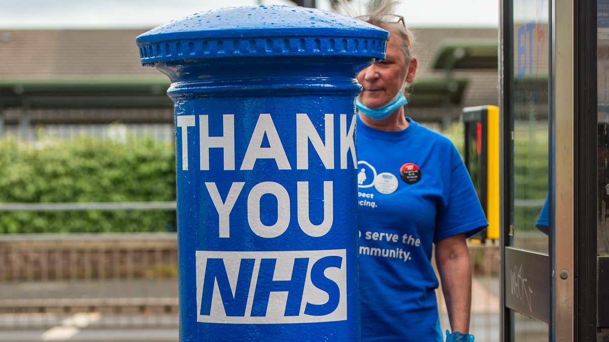 Lovely gesture from @RoyalMail - they've painted the postbox outside @TraffordHosp 'NHS Blue', to say #ThankYouNHS! 💙💌

Remember: #ThumbsUpForYourPostie next time you see them too!👍