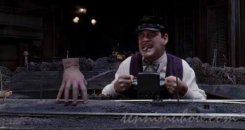 Вещь из аддамс. Рука из семейки аддамс. Вещь из аддамс. Семейка аддамс вещь рука. Вещь из аддамс.