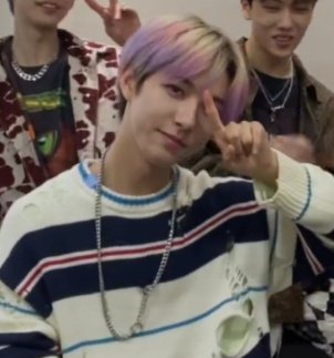 shrimpxuxi's tweet photo. nct dream charted #1 on melon so from now on there would be NO peace signs !!!! only #1 signs !!!! https://t.co/UIv4ChqR13