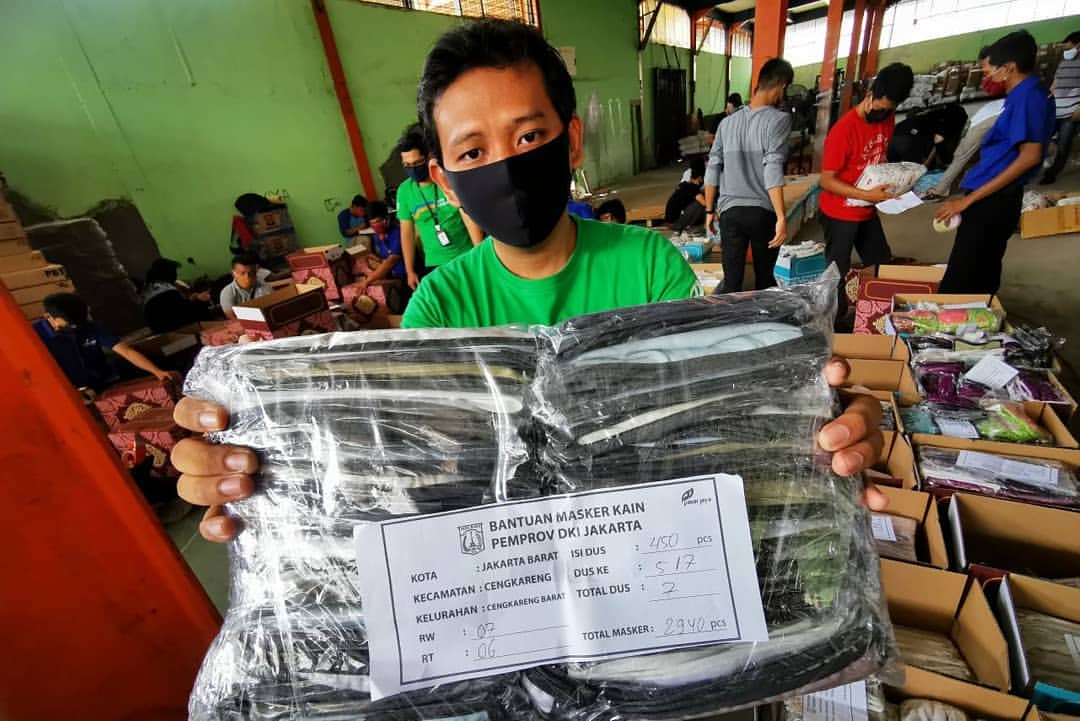 20 juta masker kain diproduksi dan dibagikan untuk seluruh penduduk Jakarta. Tiap orang berhak mendapatkan 2 masker. Diberikan secara gratis. ⁣
⁣
Ini bagian dari ikhtiar Pemprov DKI Jakarta untuk melindungi warga sekaligus menggerakkan roda perekonomian di kampung-kampung.⁣