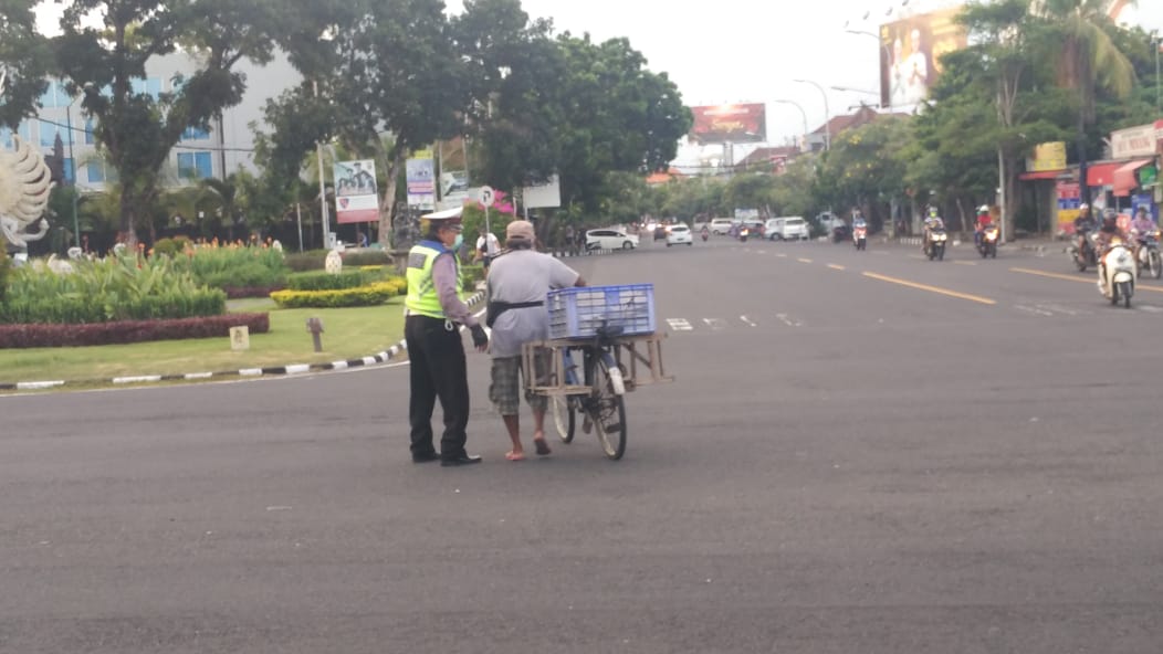 polsekkuta's tweet photo. Personil Lantas Polsek Kuta Polresta Denpasar Bantu Penyeberangan Warga Bersepeda di Simpang Patung Kuda Tuban, Jumat (01/05/2020) sore.
#divisihumaspolri #lalulintas #simpang #bantu #penyeberangan #warga #sepeda #orangtua #polisiindonesia #Indonesiakuat #kuta #infobadung https://t.co/VSL4NmHoV5