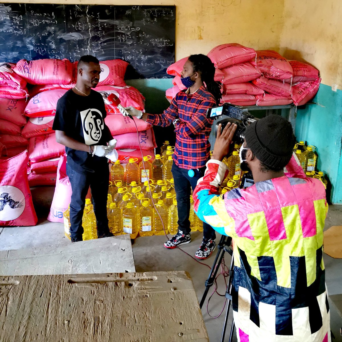 PapeSidy's tweet image. Ce matin le Jeune Rappeur @dip_doundouguissofficiel apporte son soutien à la population de GrandYoff en Donnant 100 Sacs de Riz de 50kilo et 100 Bouteilles D'huile 5 Litres Pour 100 familles à GrandYoff sur Fond Propre je partage ça ! et j'applaudis