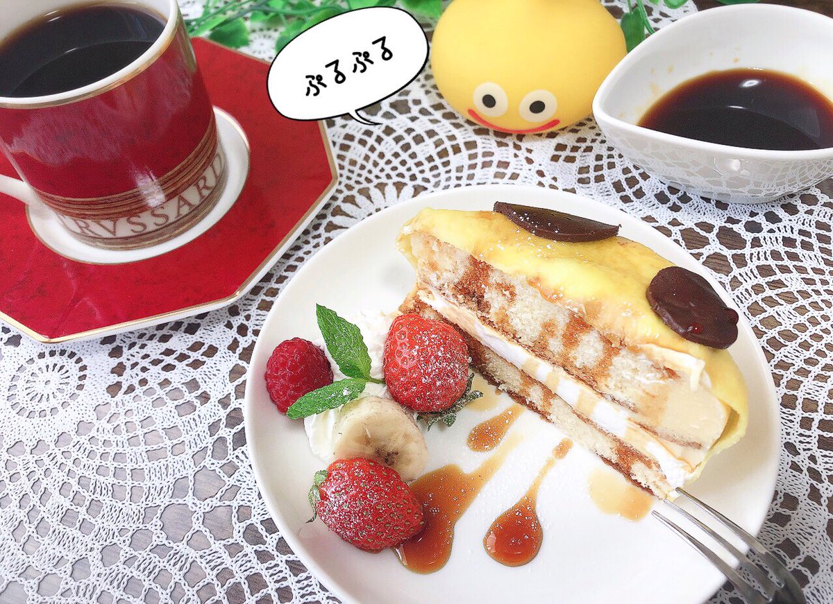 DQmashimeshi's tweet photo. 【ぶちスラクレープケーキができた！】

スポンジケーキとプリン(端に寄っちゃった😢)をもちもちのクレープで包みました！
特製カラメルソースをかけて召し上がれ♪

#DQX
#ドラクエ創作料理
#おうちカフェ https://t.co/t0ew684MUD