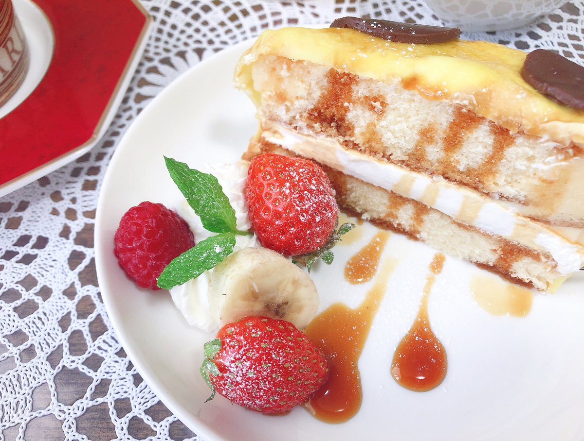 DQmashimeshi's tweet photo. 【ぶちスラクレープケーキができた！】

スポンジケーキとプリン(端に寄っちゃった😢)をもちもちのクレープで包みました！
特製カラメルソースをかけて召し上がれ♪

#DQX
#ドラクエ創作料理
#おうちカフェ https://t.co/t0ew684MUD