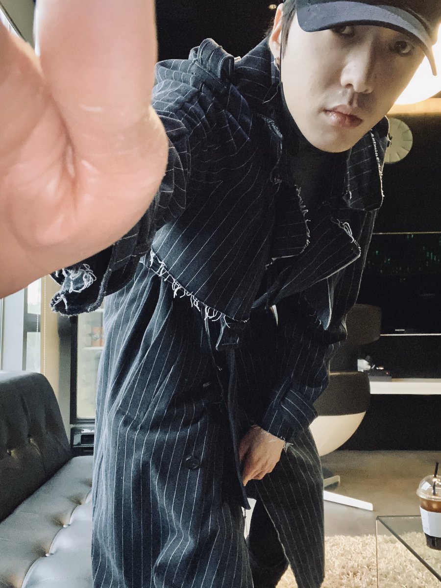 official_yoon_'s tweet photo. 그 저기 저 인중에 여드름패치 지우고 싶었는데 실패 .... 😅 https://t.co/nmiGzAfpiY