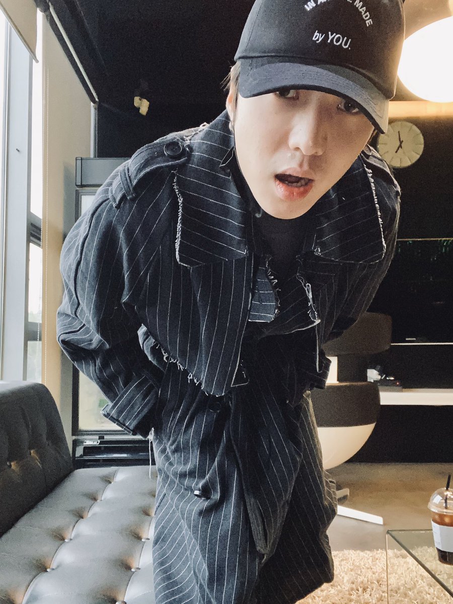 official_yoon_'s tweet photo. 그 저기 저 인중에 여드름패치 지우고 싶었는데 실패 .... 😅 https://t.co/nmiGzAfpiY