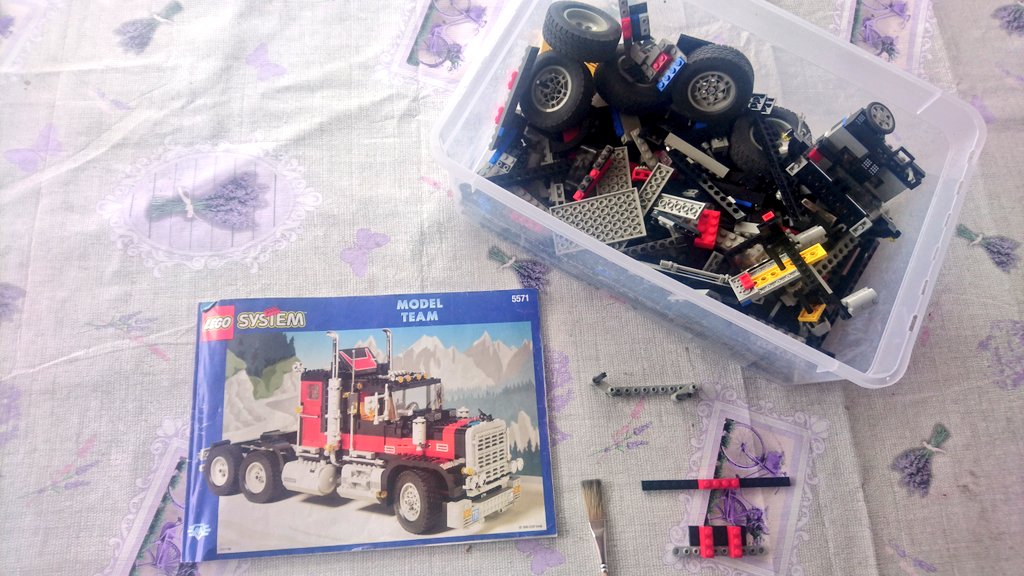 stra_do's tweet image. Tag der Arbeit!
Schön auf der Terrasse sitzen und einen 24 Jahre alten #lego #ModelTeam 5571 bauen. Was will man mehr?