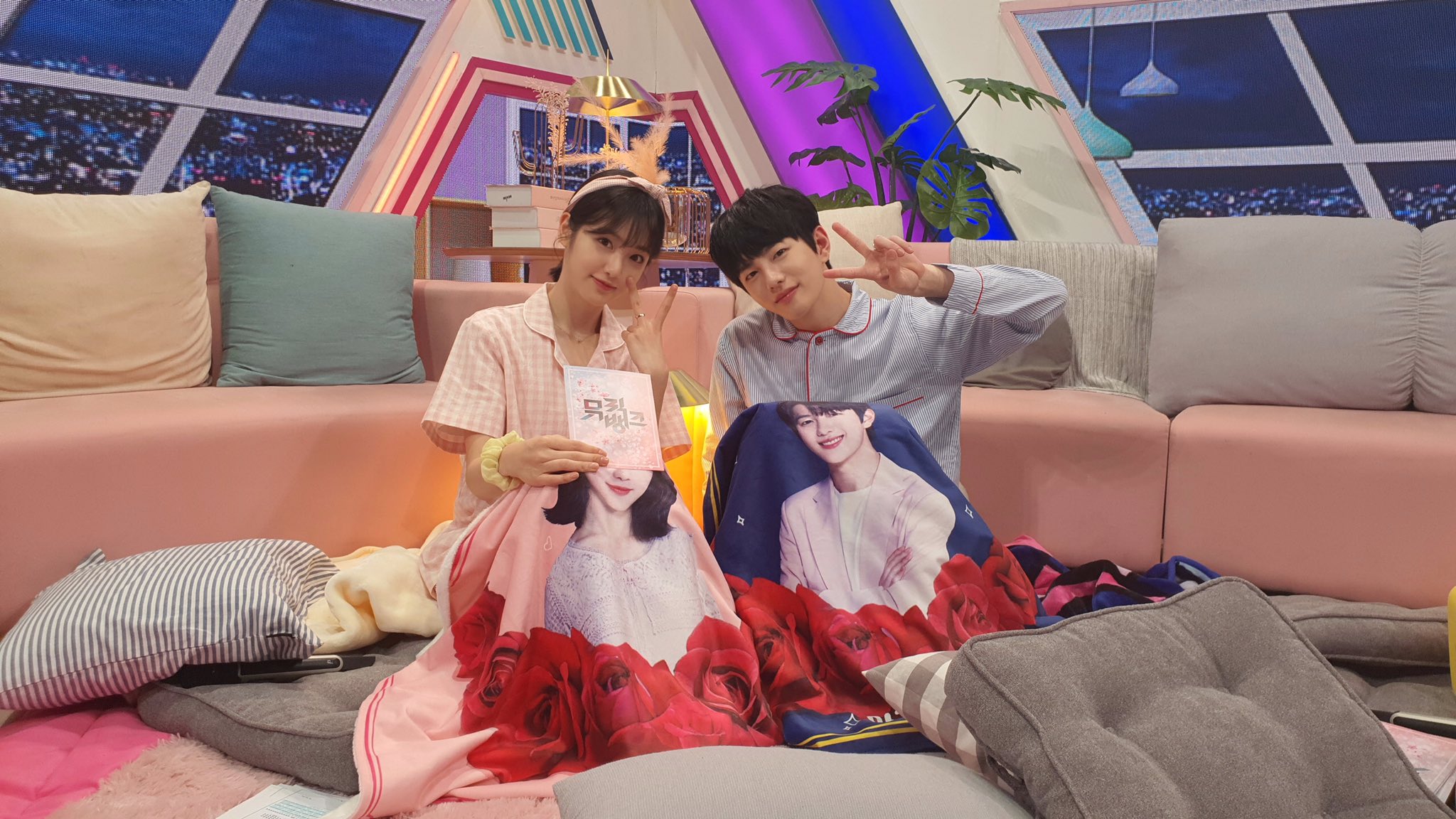 뮤직뱅크 (Music Bank)? on Twitter: "예뽀 MC와 함께라면 방구석이 바로 휴양지~ ๑❤‿❤๑… "