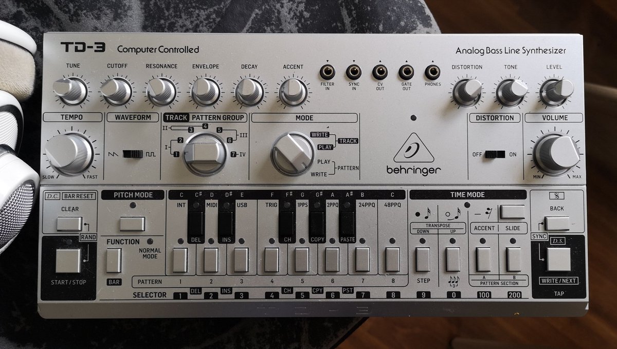 kike_DNOiSE's tweet image. A mediados de los 90 empecé a hacer música electrónica, el primer programa &quot;serio&quot; que usé se llamaba #Rebirth. Emulaba x2 Roland #TB303 y una #TR808.

25 años después sigo con las mismas herramientas de los orígenes, pero sin ordenador. Tocar las cosas es mucho más divertido.