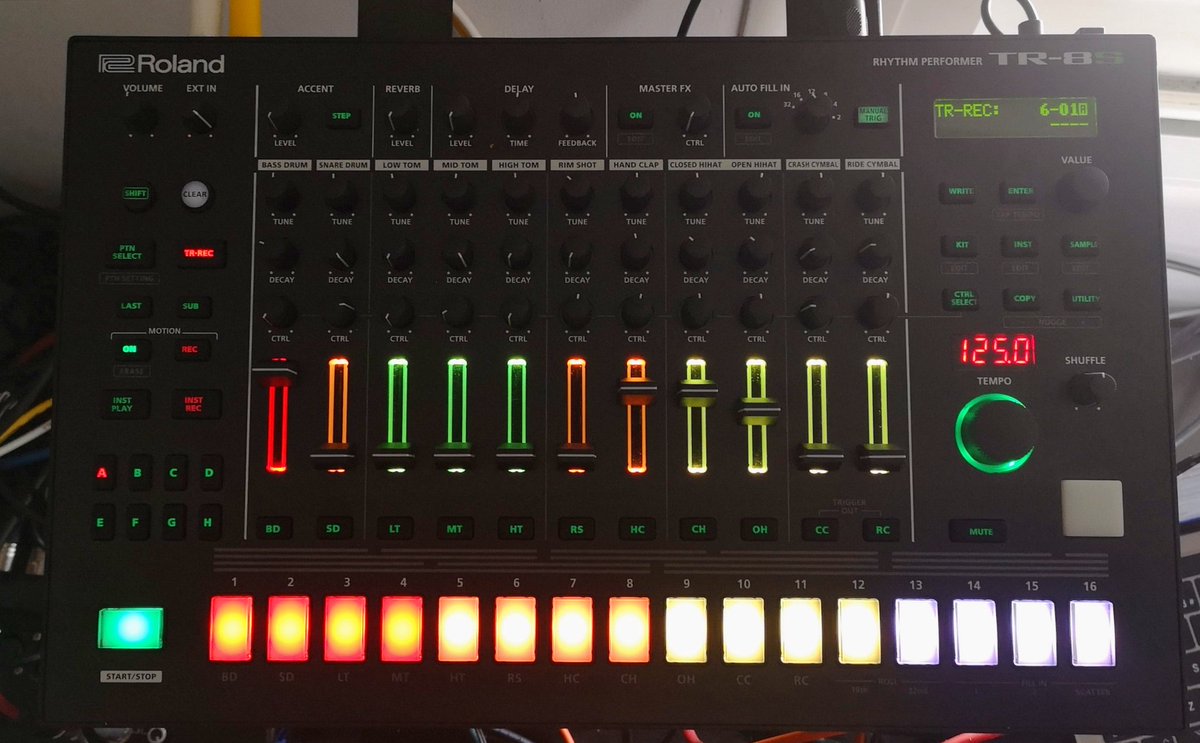 kike_DNOiSE's tweet image. A mediados de los 90 empecé a hacer música electrónica, el primer programa &quot;serio&quot; que usé se llamaba #Rebirth. Emulaba x2 Roland #TB303 y una #TR808.

25 años después sigo con las mismas herramientas de los orígenes, pero sin ordenador. Tocar las cosas es mucho más divertido.