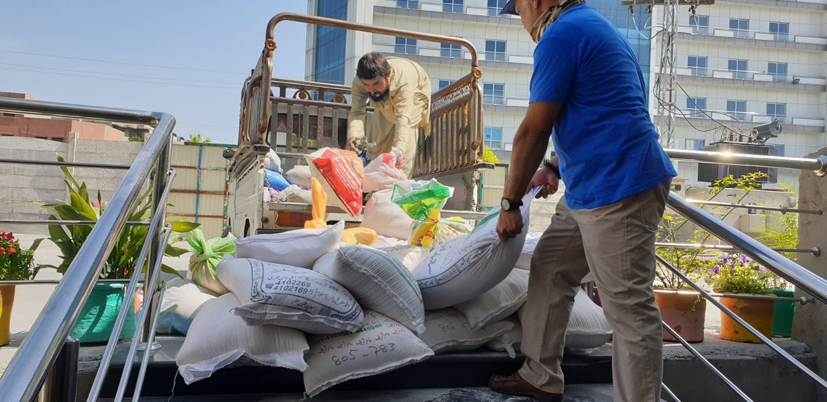MagicalSmiles4's tweet photo. Staying home🏠 keeps everyone safe during #COVID19, But our CEO @Habib_Malik is on the ground in #Pakistan to deliver foodpacks to the widows and poor families. 

🔅£25 for a family food pack for a month

⏩To donate, please visit https://t.co/FKW7ZPnQdU 
#JummahMubarak #1stMay https://t.co/M555bIrUNC