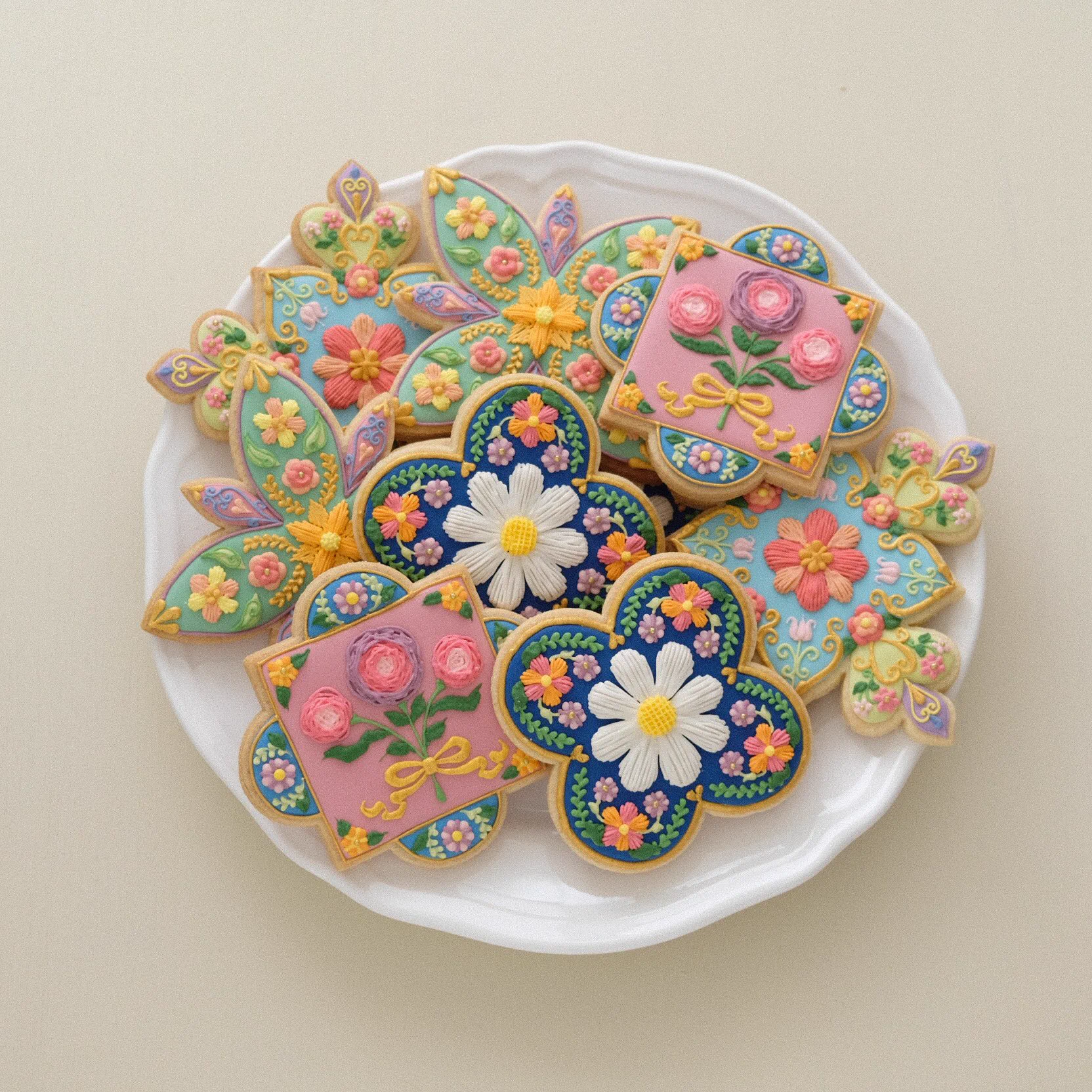 まるで芸術作品！本物の刺繍みたいなお花のタイルクッキー
