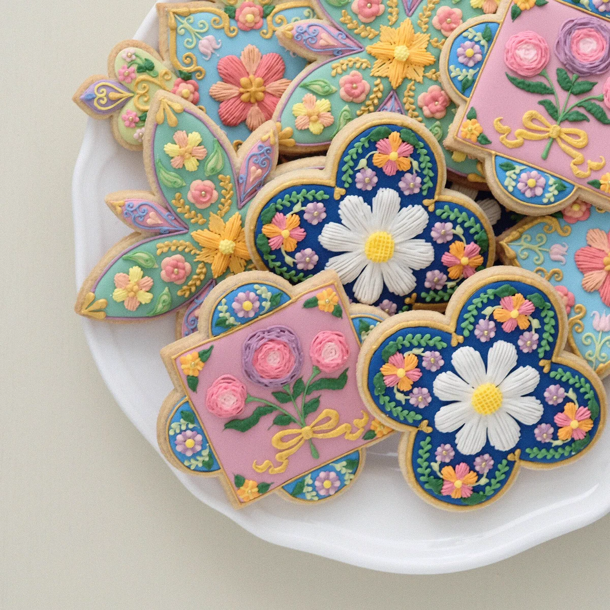 まるで芸術作品！本物の刺繍みたいなお花のタイルクッキー
